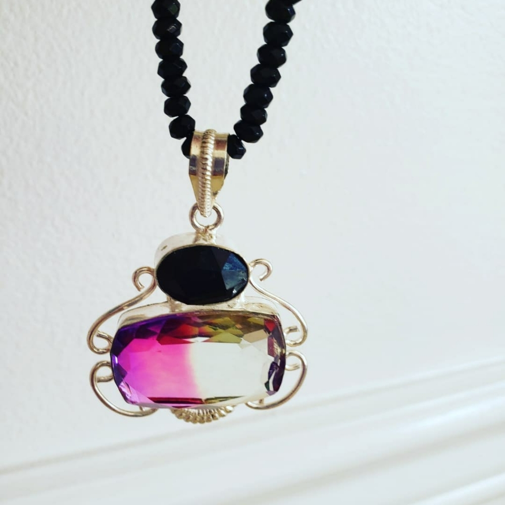 NWOT-Necklace tourmaline pendant, silver, onyx strand.